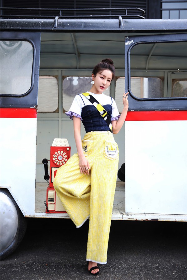 贡米最新写真曝光 造型简约活力十足