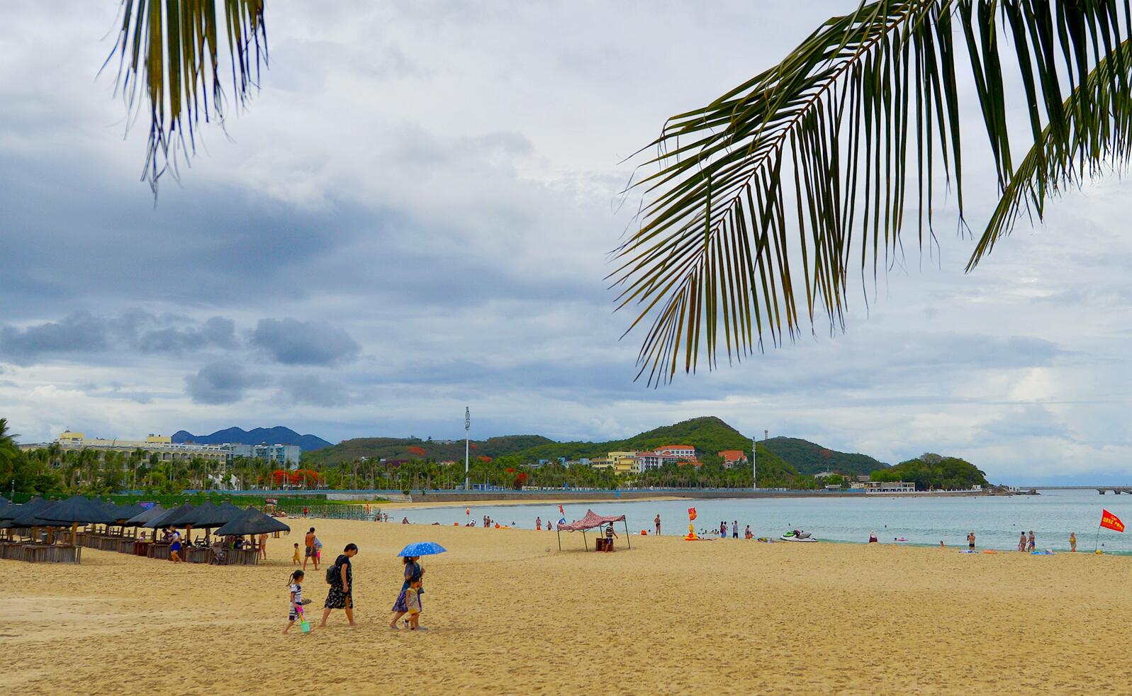 王禹偁《和杨遂贺雨》,苏轼《次韵章传道喜雨》等等,而在贺铸《喜觋