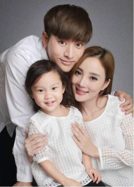 李小璐裸色薄纱长裙秀身材和神秘男直播还大胆抱住王源