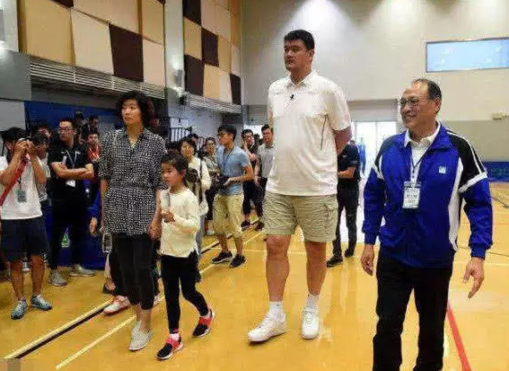 身高吧,在看到姚沁蕾在赛场的相片有的网友说姚沁蕾能够今后跟着杨明