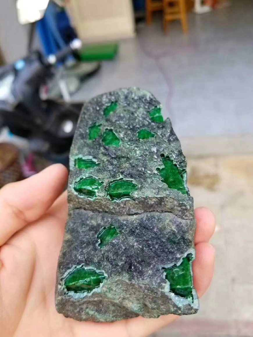 图为莫湾基场区原石