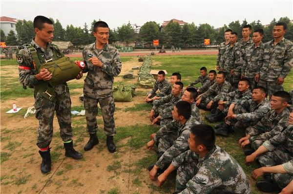 训练场,曾参加过国际特种兵比武的一等功臣张茂春现场展示精湛的技艺