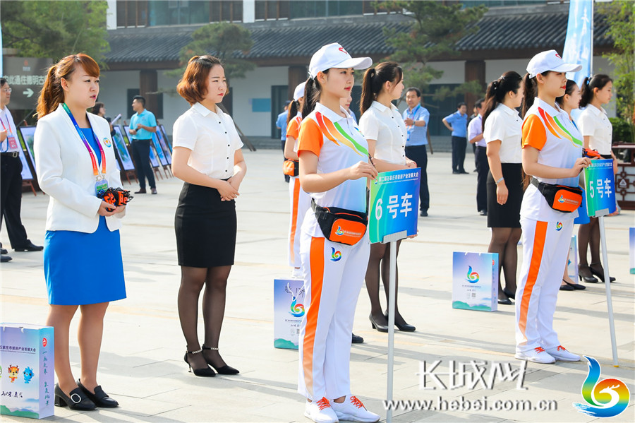 千余名旅发大会志愿者微笑迎宾成为靓丽风景