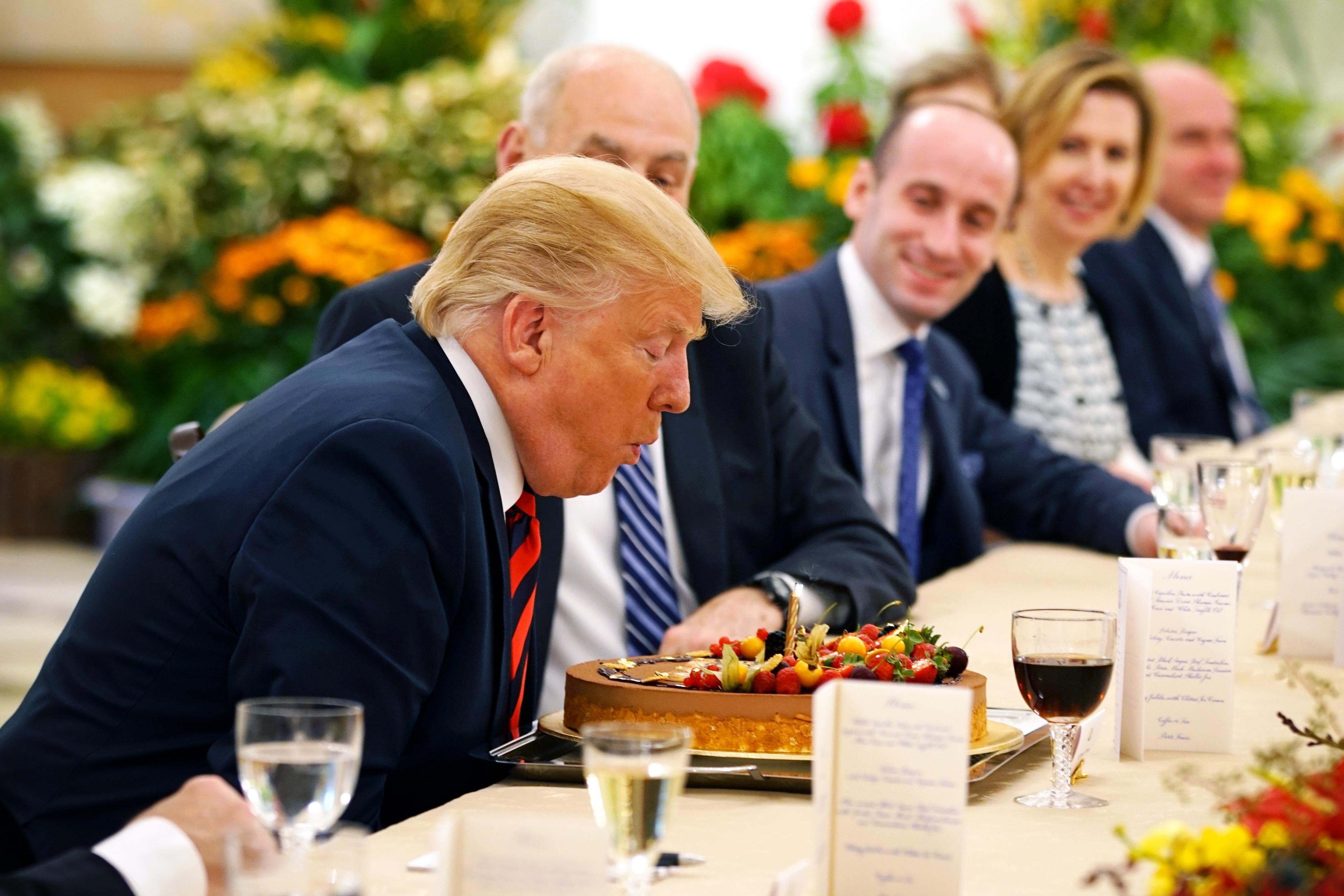 特朗普提前过72岁生日新加坡总理意外送蛋糕