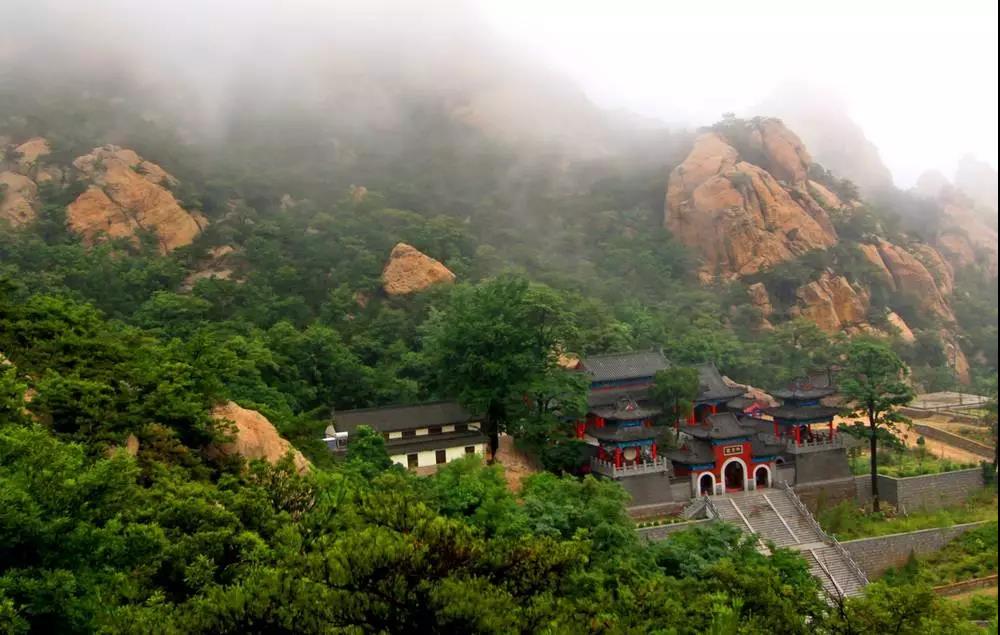 夏天的昆嵛山曲径通幽,溪水奔流.