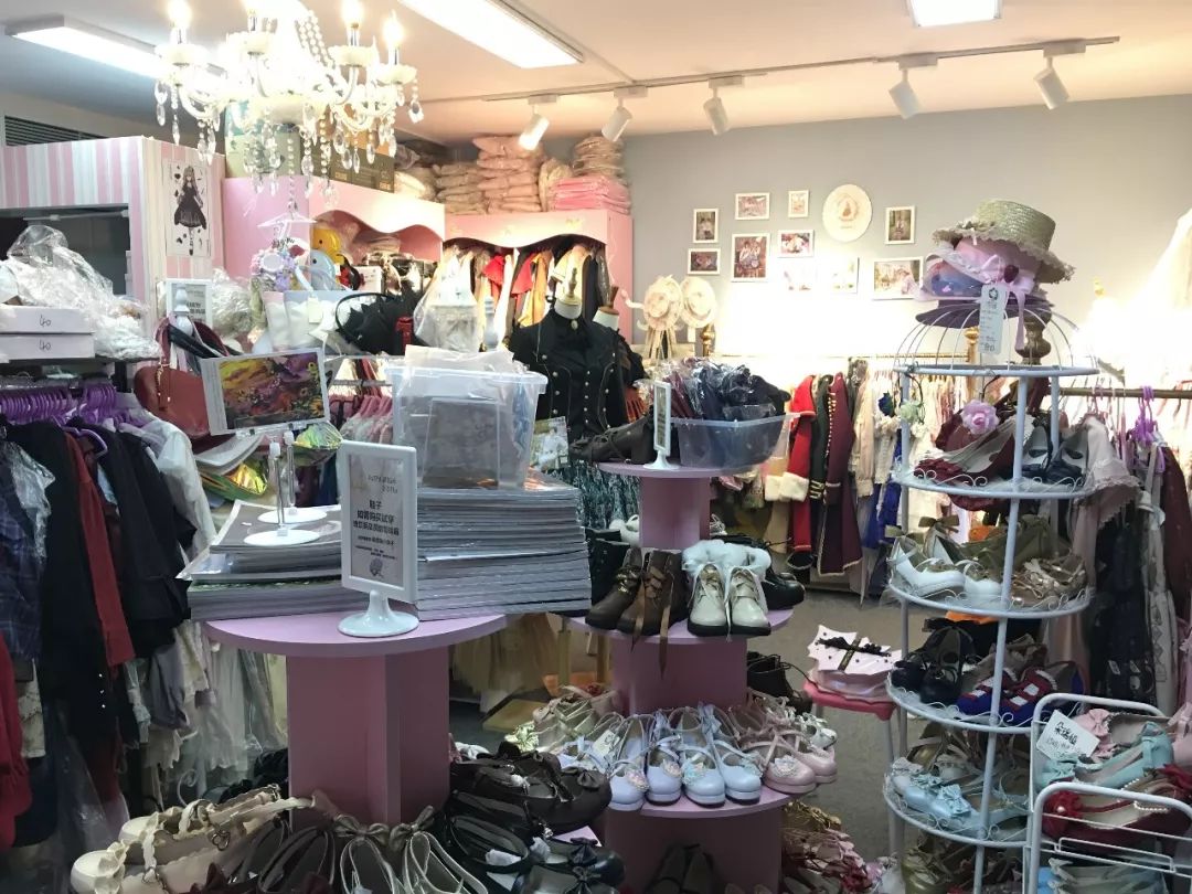 卡萨店里的洛丽塔服装和配饰.新京报记者赵蕾摄