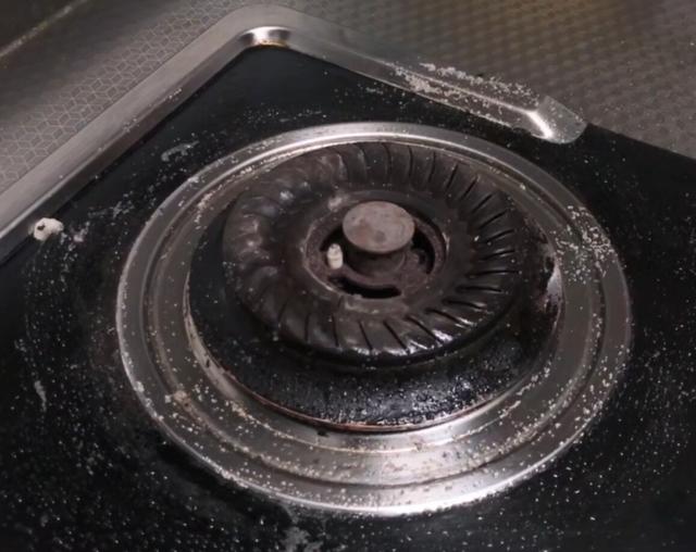 灶台被油污沾满了很难清洗?教你一招,马上就能去除!