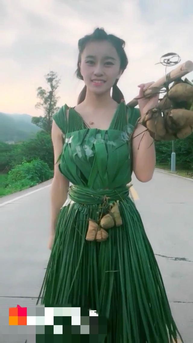 小姐姐用粽子叶做裙子,网友表示这是我见过放肉最多的粽子!