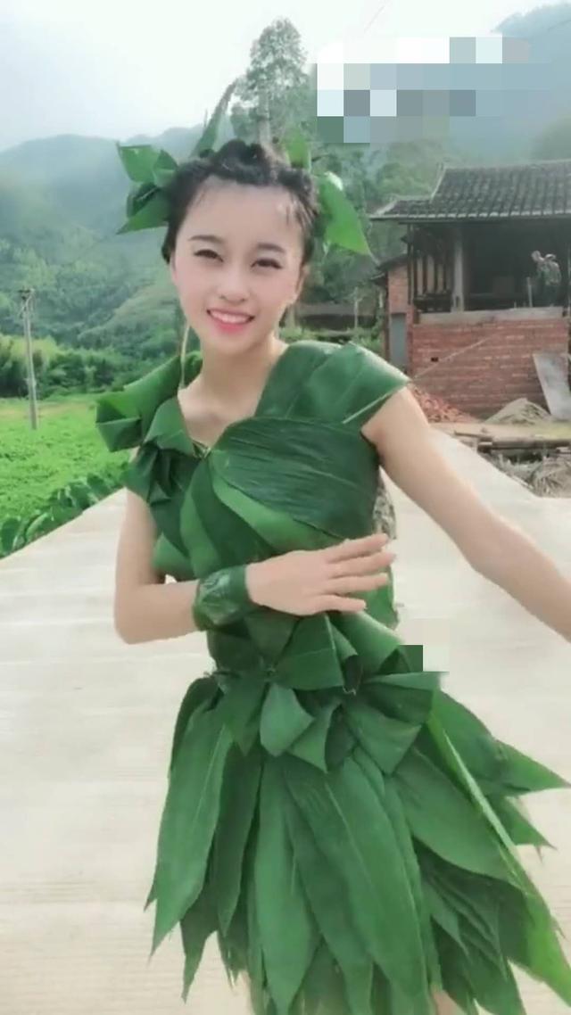 小姐姐用粽子叶做裙子,网友表示这是我见过放肉最多的粽子!