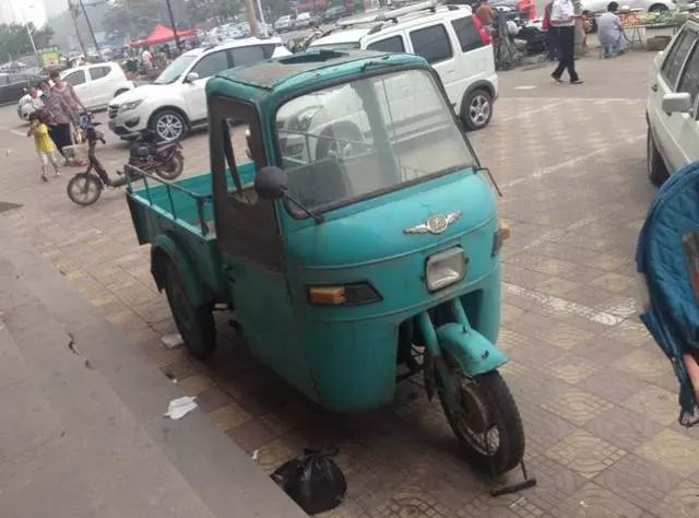 还有这种三轮摩托车,东风021,拉人载货那是一流,那时候路上没少见,拉