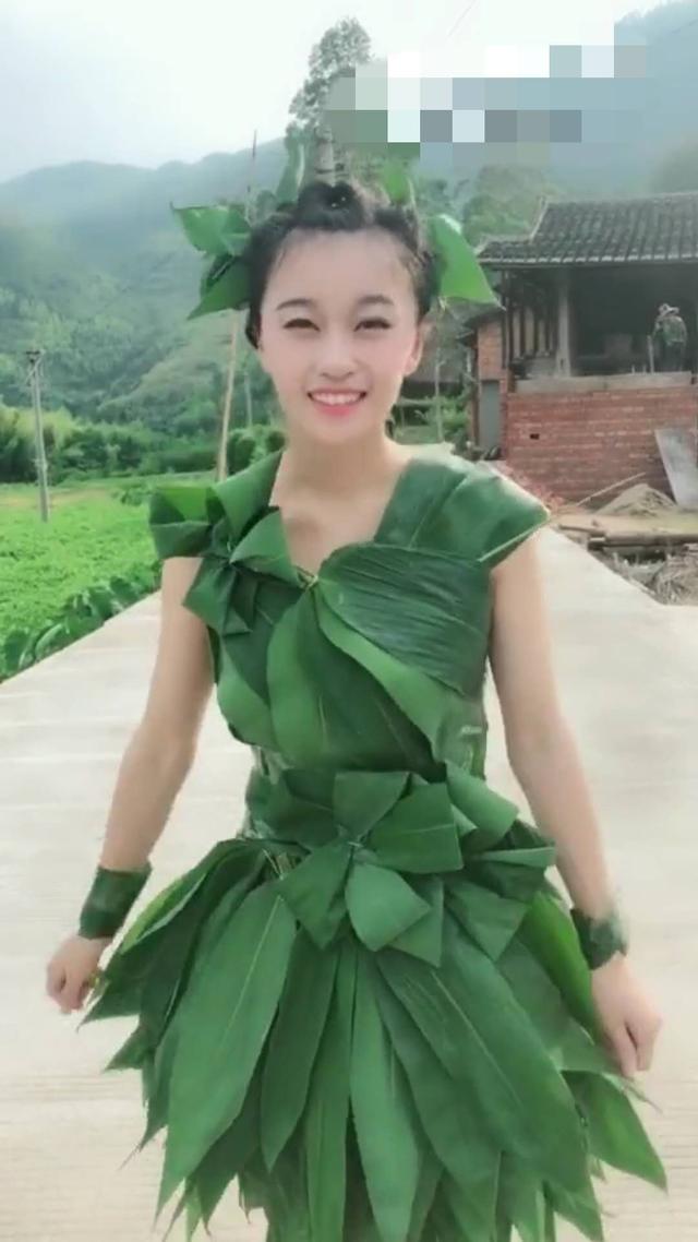 小姐姐用粽子叶做裙子,网友表示这是我见过放肉最多的粽子!