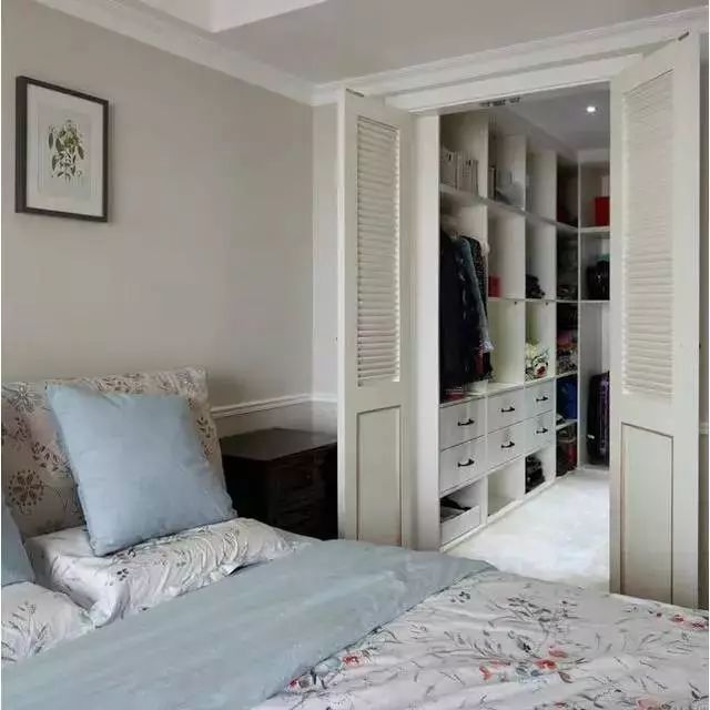 床的左手边设计了一个衣帽间