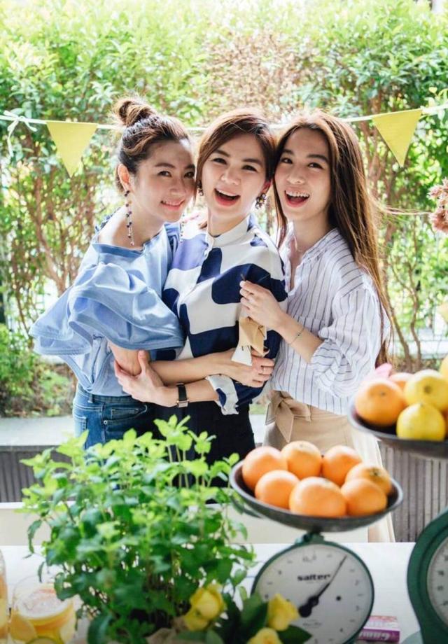 但在6月18日,she里的ella晒出了一张三人合体的照片,这样的合照还真的