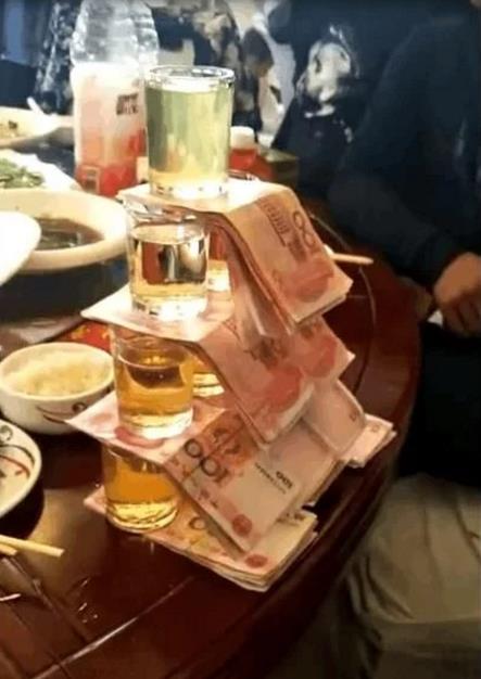 小伙结婚,土豪朋友垒起了白酒钞票金字塔,新郎看了扭头就跑