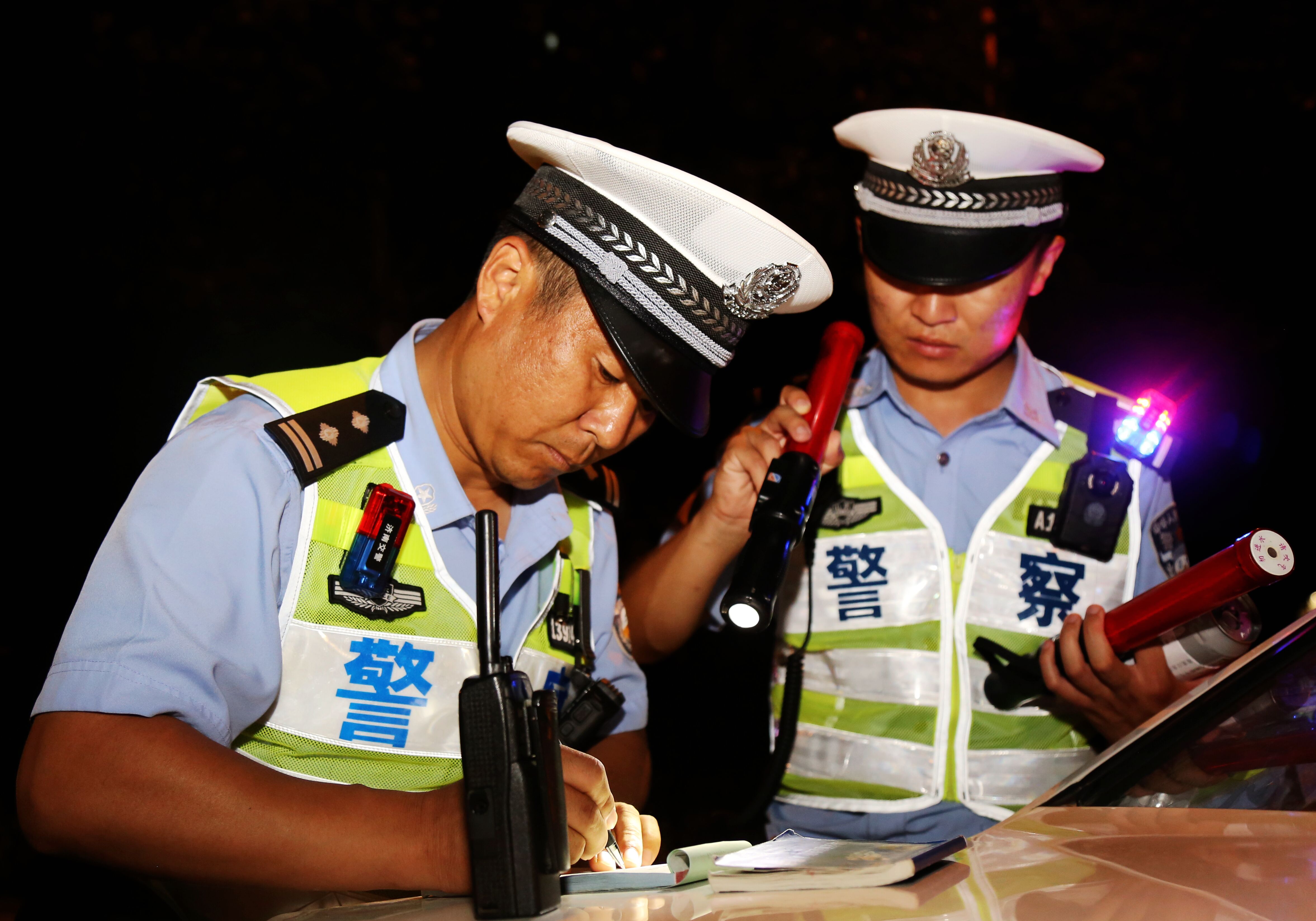 嫌天熱!喝瓶啤酒再騎摩托回家,半路遇交警查酒駕_鳳凰網資訊_鳳凰網