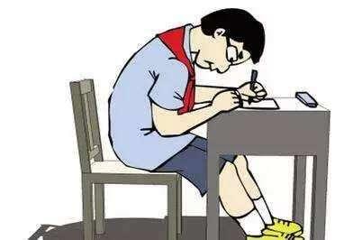 孩子脊柱变形急坏妈妈家用书桌您选马虎了么