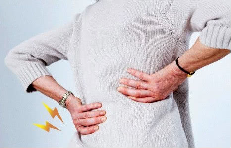 腰椎酸痛难忍简单1个动作就能治好谁用谁受益快转给家人