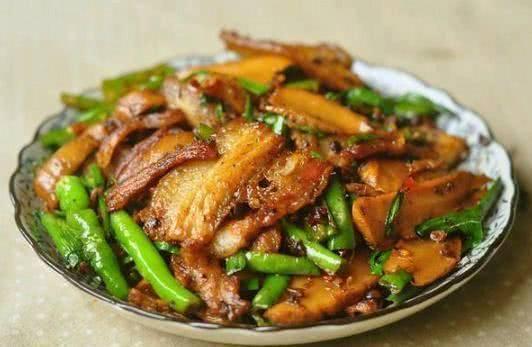 生爆盐煎肉材料:五花肉(偏瘦);蒜苗;辣椒;大头菜;豆豉;豆瓣酱;糖;植物