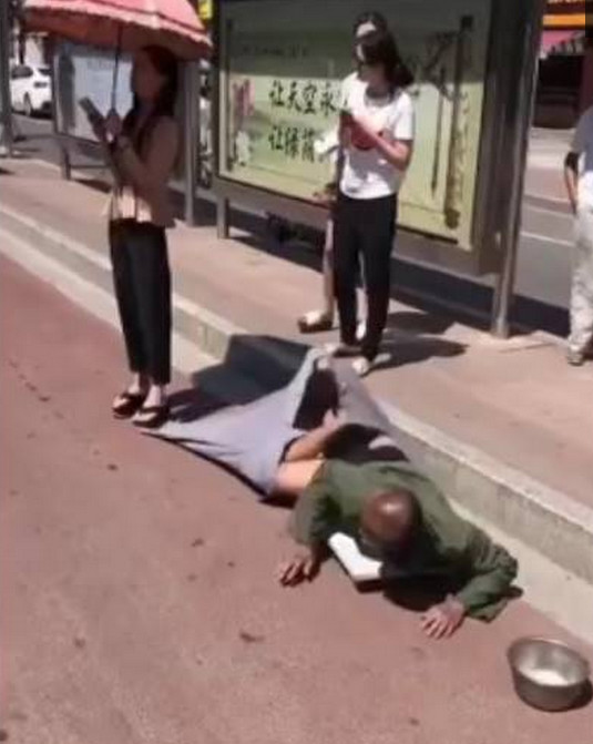 乞丐去车站乞讨,女孩陆续掏钱给他,而路边女人的做法让大家脸红__凤凰
