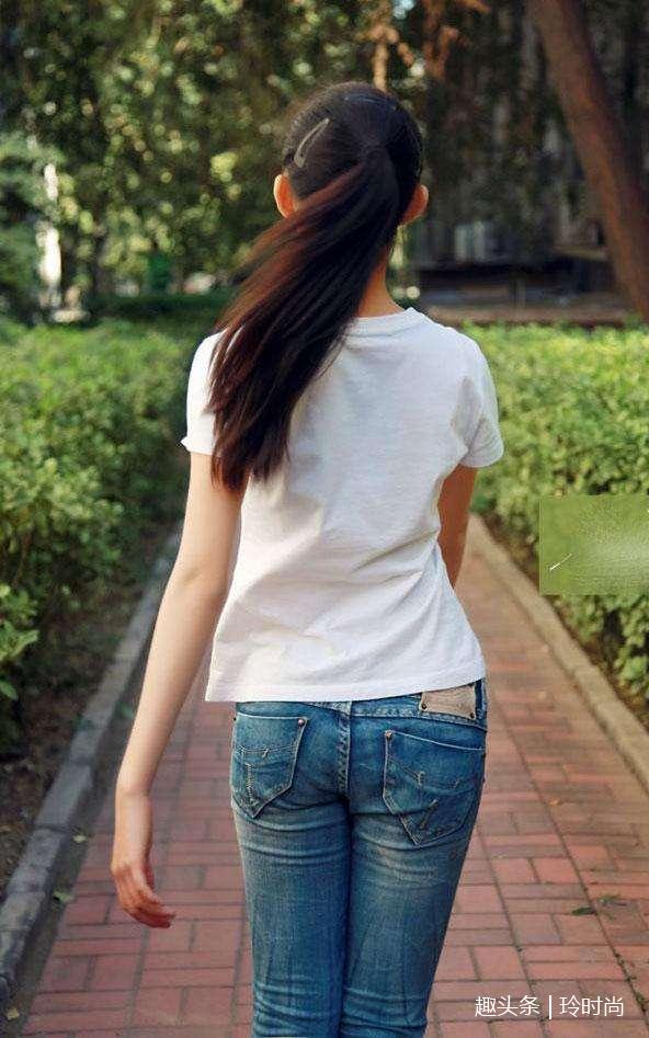 玩尽花样之后,这款简约又简单而不单调的紧身裤,双排扣的风衣造型