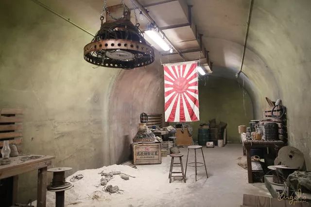 过的防空战壕,现在已成为电影和电视剧的展示空间,包含大量的剧照道具