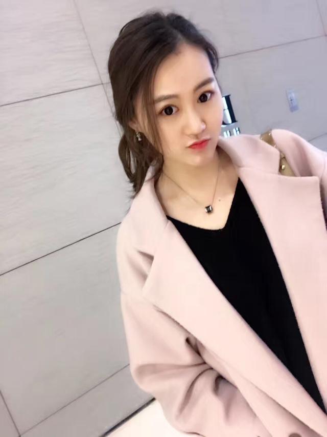 马蓉一身黑色皮衣皮裤独自现身北京机场,手上拎着的豪包超抢眼