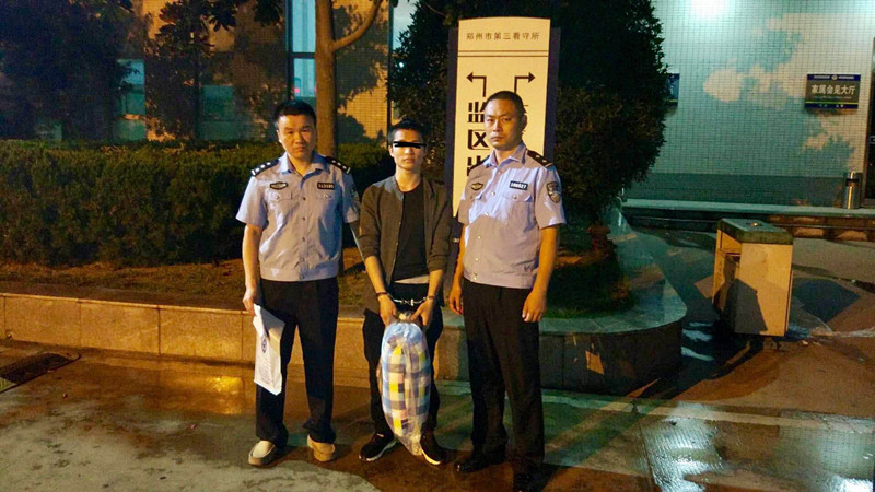 男子网吧偷手机 警察利用高科技抓人__凤凰网