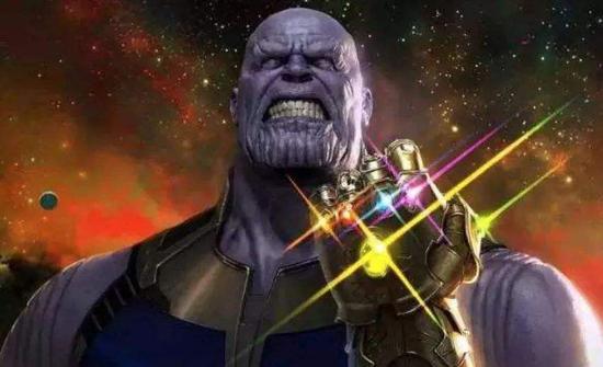 沙特阿拉伯的球迷们这双缀满宝石的双手可以说是土豪本豪了,在这次