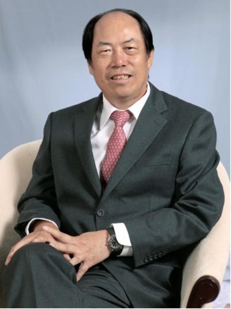 1981年出生的杨惠妍是杨国强的二女儿,出生的时候父亲杨国强刚当上包