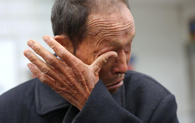 婚宴开始了,向大爷就在大门口望着自己的儿子和他漂亮的儿媳妇发怔