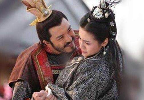 皇帝担心傻儿子不会生娃,安排妃子去指导,爱妃回来后产下一子