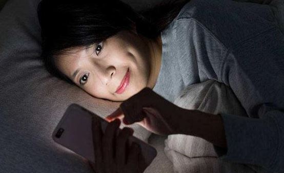 晚上睡觉,手机离多远才能无害?很多人都错了,现在改正还不晚!