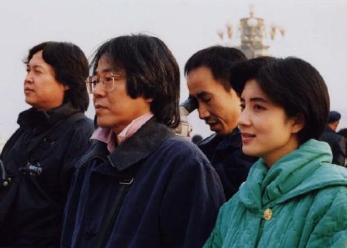 张丽玲与团队在节目转播现场.(图片由cctv大富电视台提供)