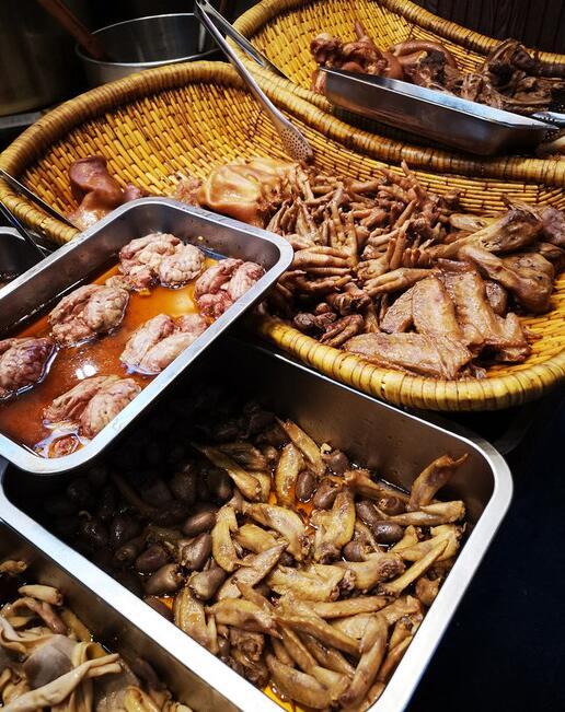 顾名思义就是卤味卤菜的一种销售形式,说穿了还是卤味,油卤,辣卤.