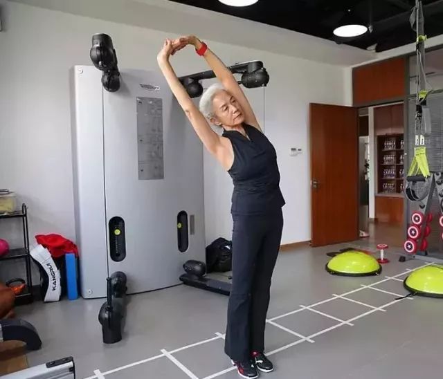 73岁中国奶奶瑜伽13年曾患癌症与死神擦肩如今却活成17岁的少女