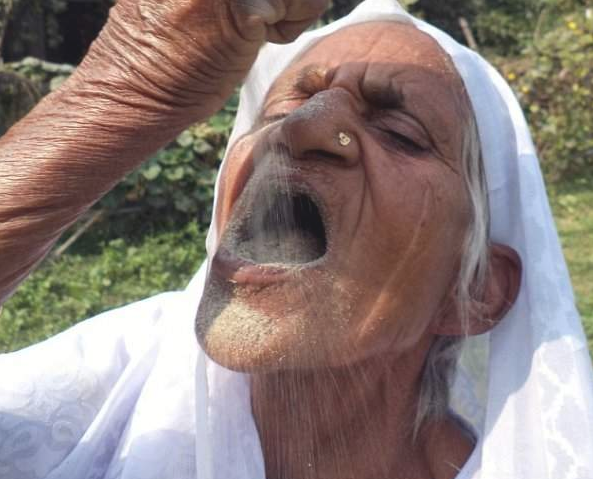 78岁老人不吃饭,吃沙子吃了十几年,医生的检查人们傻了眼