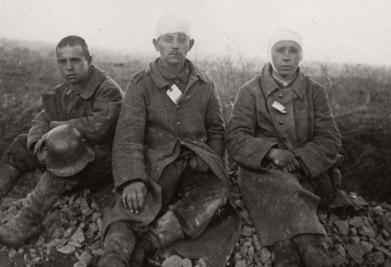 一战:用生命诠释什么叫做胆大 德国士兵蹲在巨