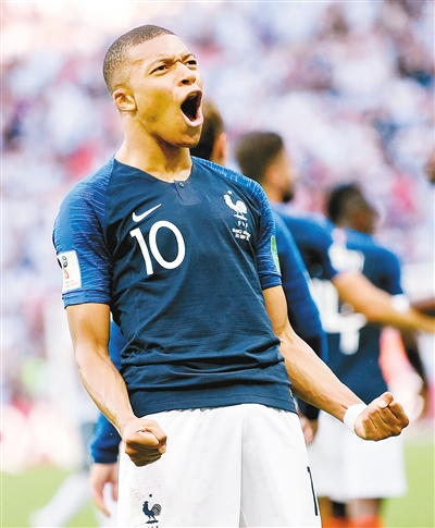 法国队球员庆祝胜利