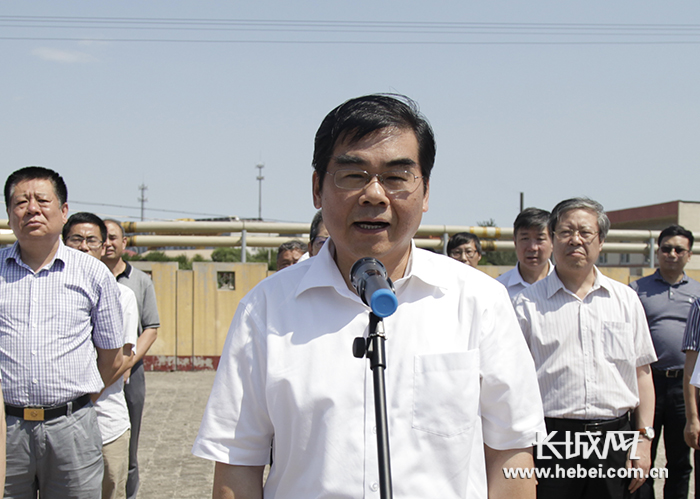 唐山市委副书记,市长丁绣峰宣布唐曹铁路首趟列车发车.邢丁 摄