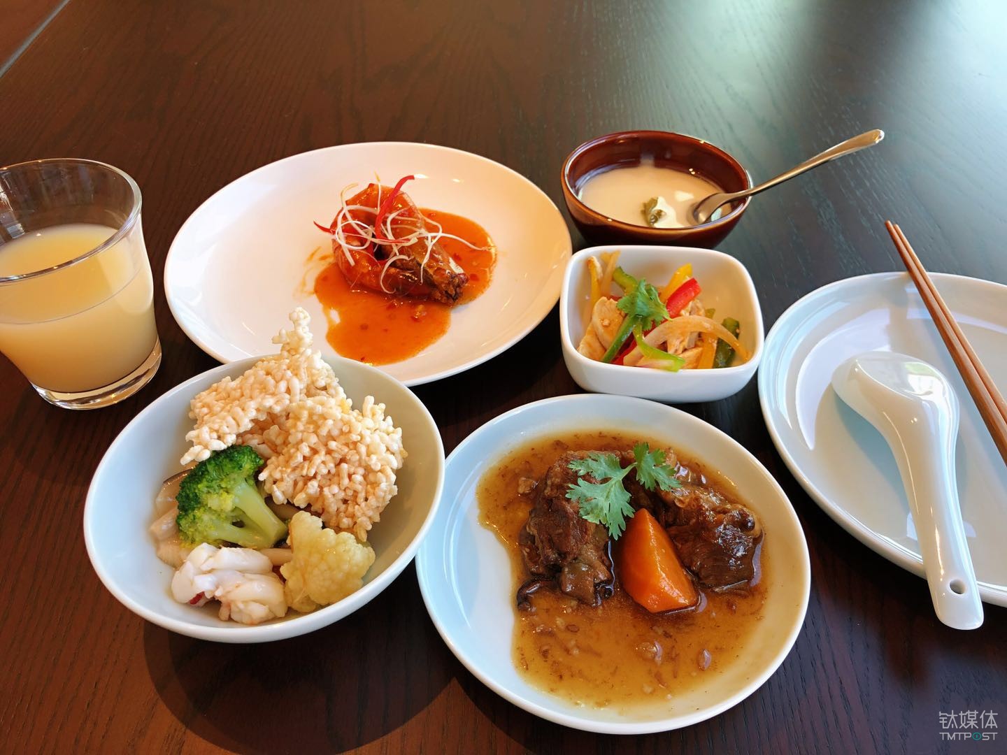 我们体验了一下四楼餐厅的餐食