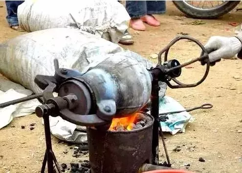 在贫乏的60年代,零食无疑是一个奢侈的词汇,留在历史长河里的就是我们