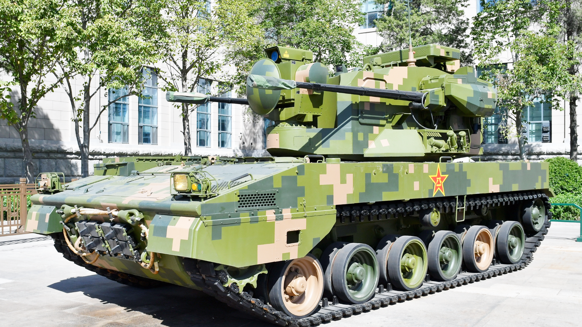 中国陆军最贵装甲车辆,成本是99式三倍,可瞬间建立低空禁飞区