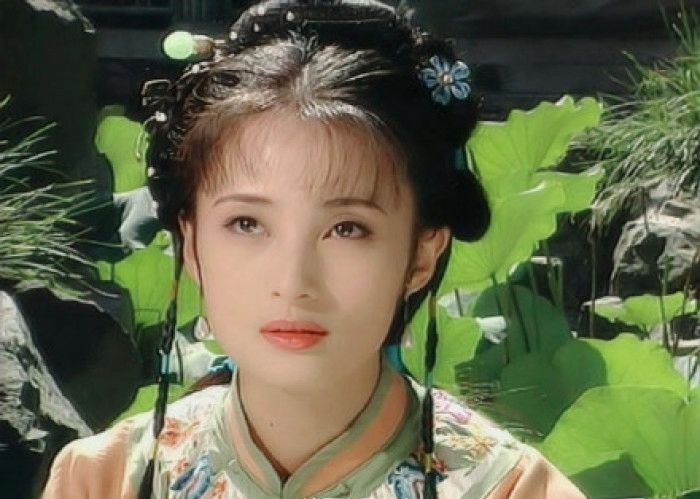 1998年,作为琼瑶女郎出演电视剧《苍天有泪》,饰演剧中女主角萧雨凤