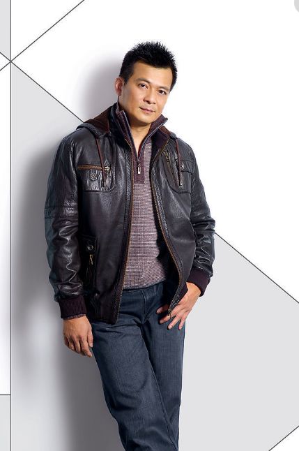 黄日华,香港闻名男演员.