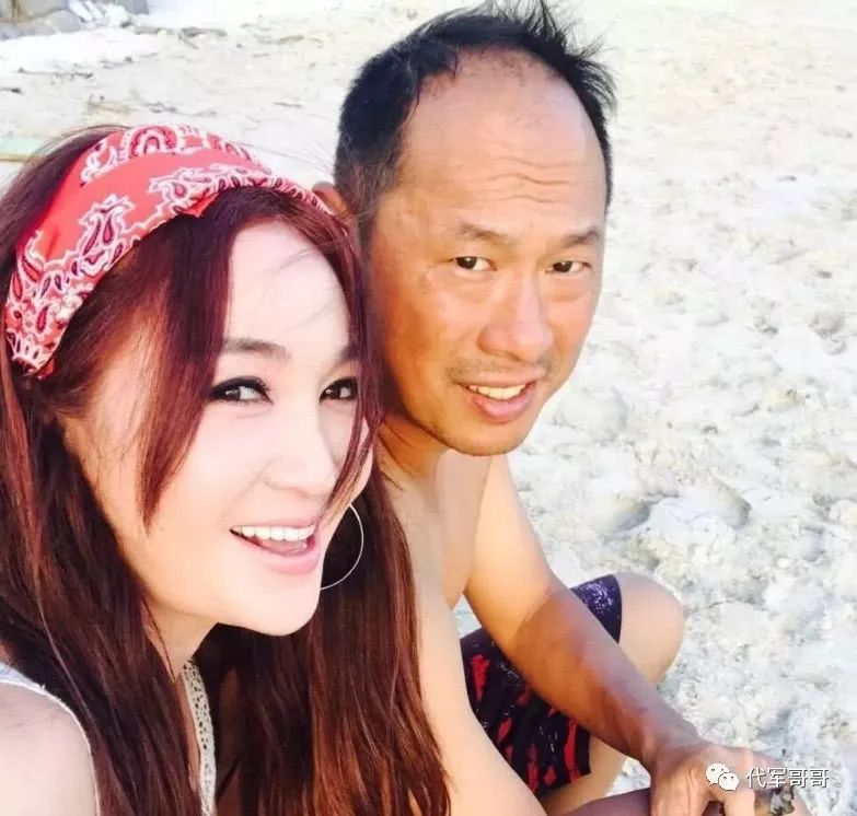 和好友们一起戏水的照片,温碧霞非常罕见地晒出了自己的老公何祖光