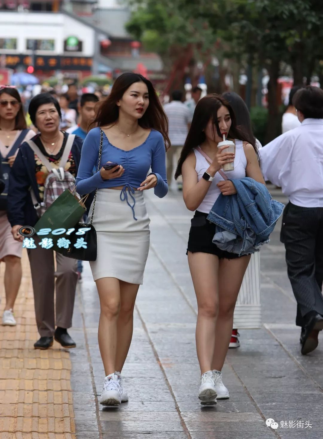 两个小姐姐气质优雅迷人面对镜头露出了自信的笑容