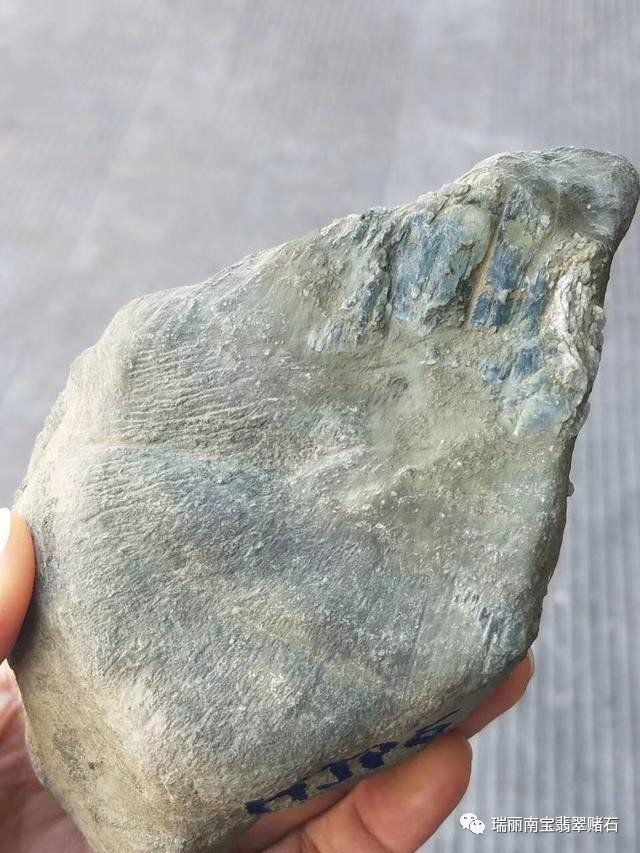 翡翠原石皮壳会说话?切涨切垮看你是否能读懂它传给你的信息!