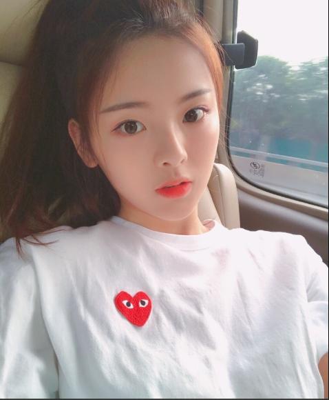 杨超越16岁的照片曝光难以相信,"娃娃脸"真是可爱到了极致!