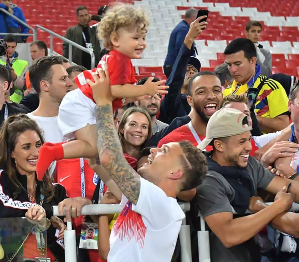 三狮队赢了,整个英格兰的球迷都"疯"了!干什么的都有_凤凰网娱乐_凤凰