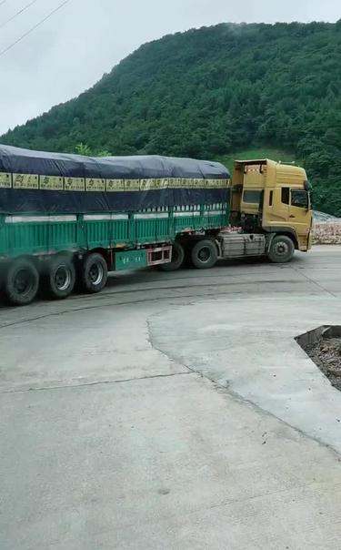 半挂车转弯角度非常大一定要注意避让!